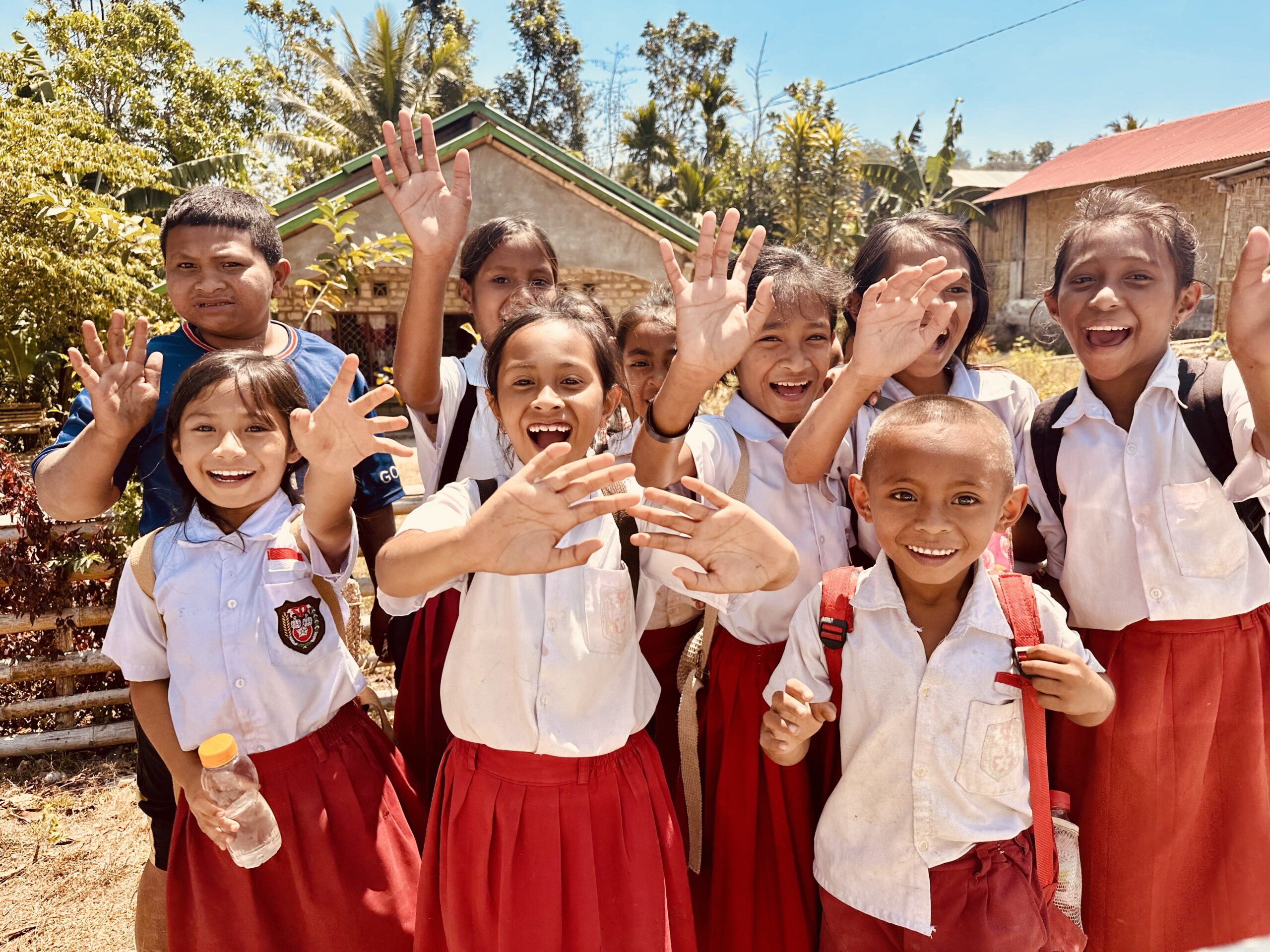 Enfants souriants d'un villlage à Sumba - immersion culturelle avec The World of Sumba, agence locale en Indonésie