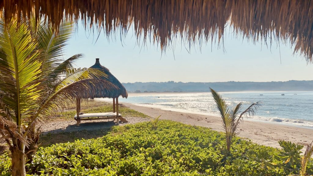Petite hutte traditionnelle en bord de mer sur une plage de Sumba.