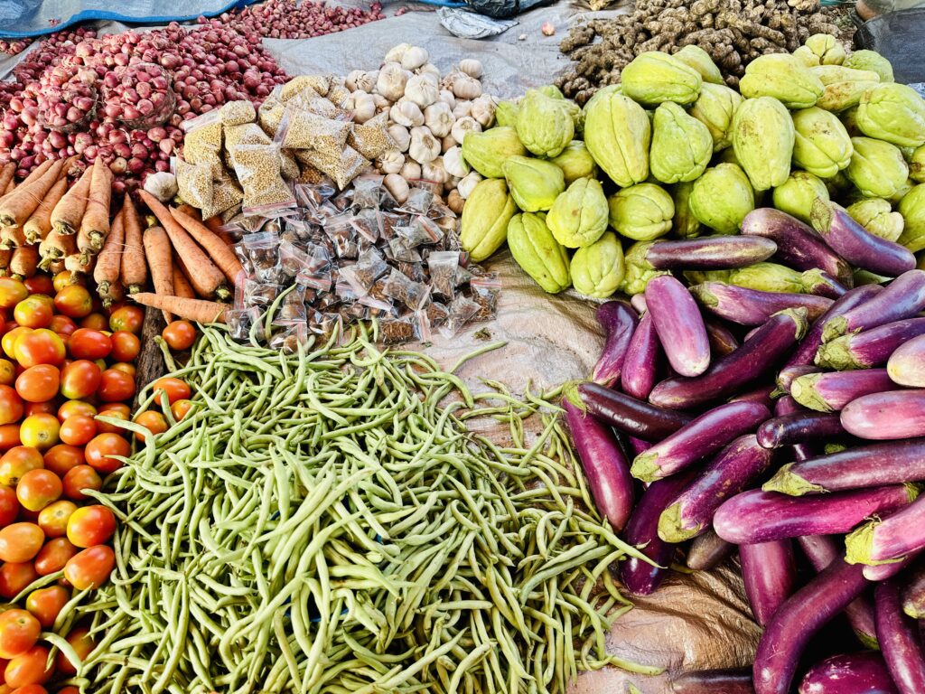 Légumes et épices colorés disposés sur un marché local de Sumba