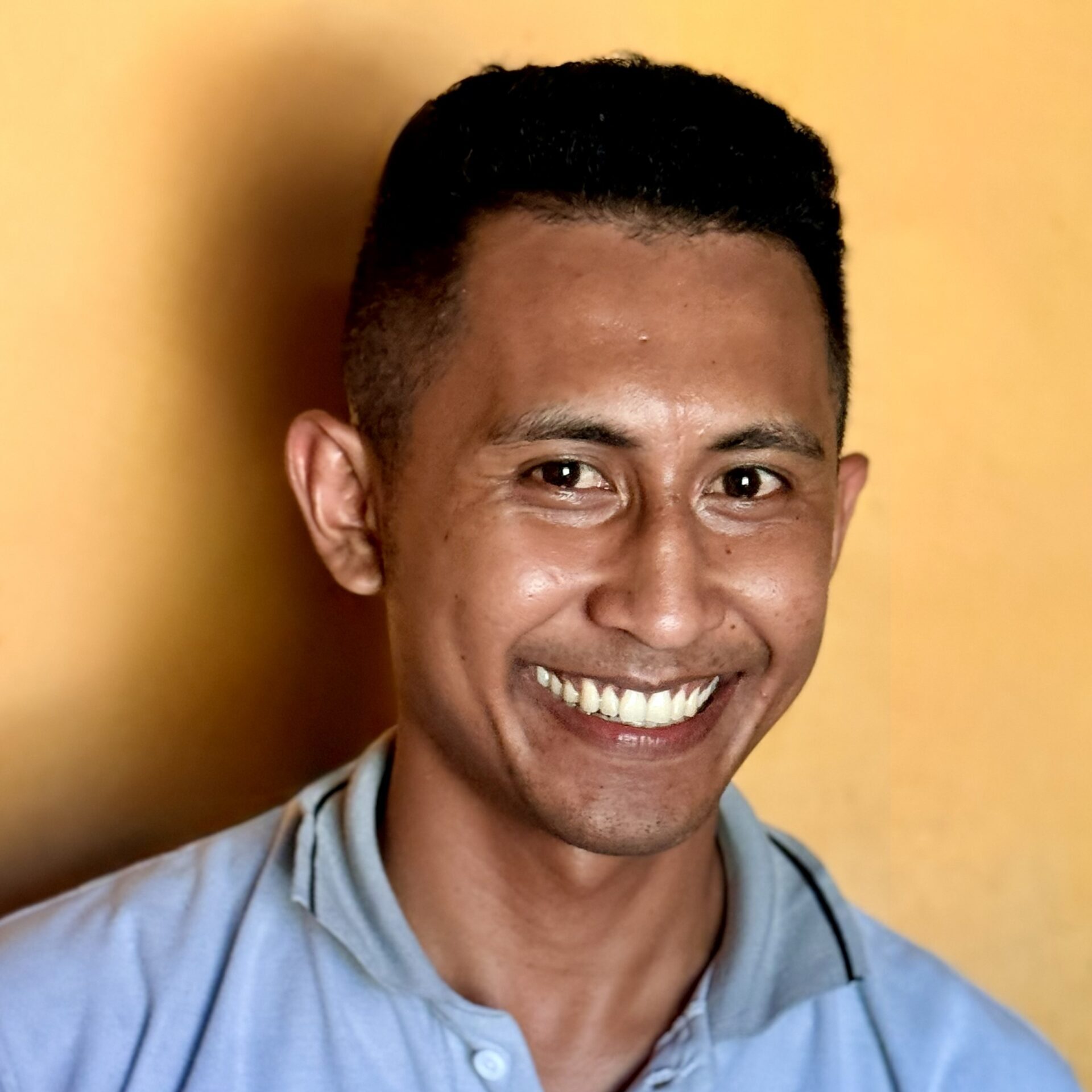 Portrait de Satria, guide local à Sumba, souriant et bienveillant, véritable pilier de l'équipe The World of Sumba.